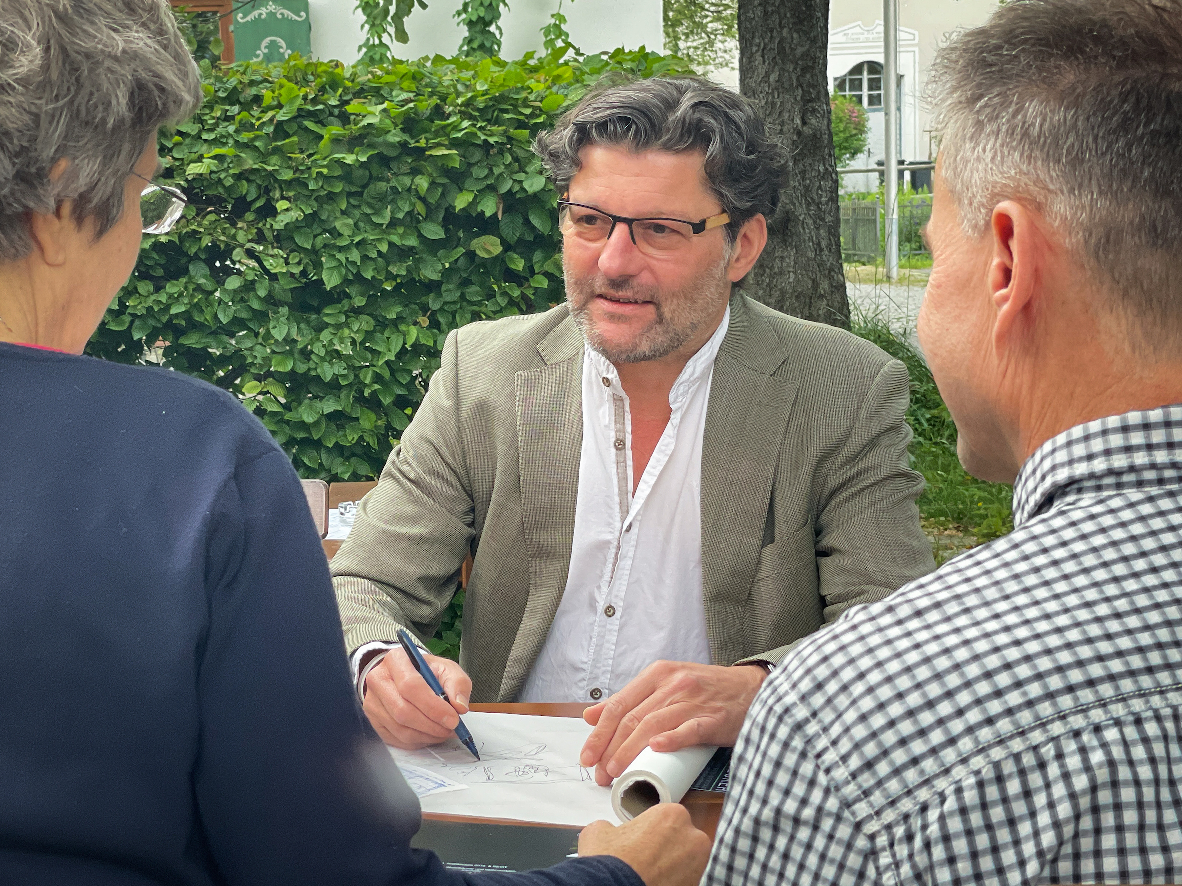 Ralf Kohlbecker bei der Hausbauplanung mit Kunden Haus bauen mit dem Architekturbüro Ralf Kohlbecker in Hugeling